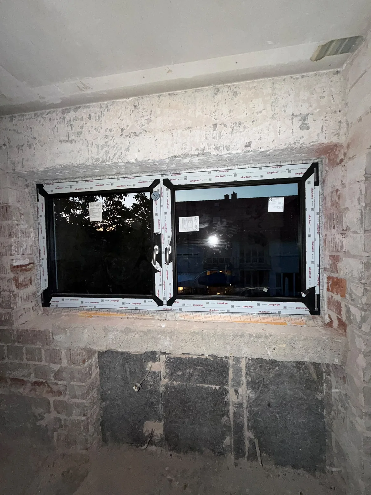 Fenster und freigelegte Wand