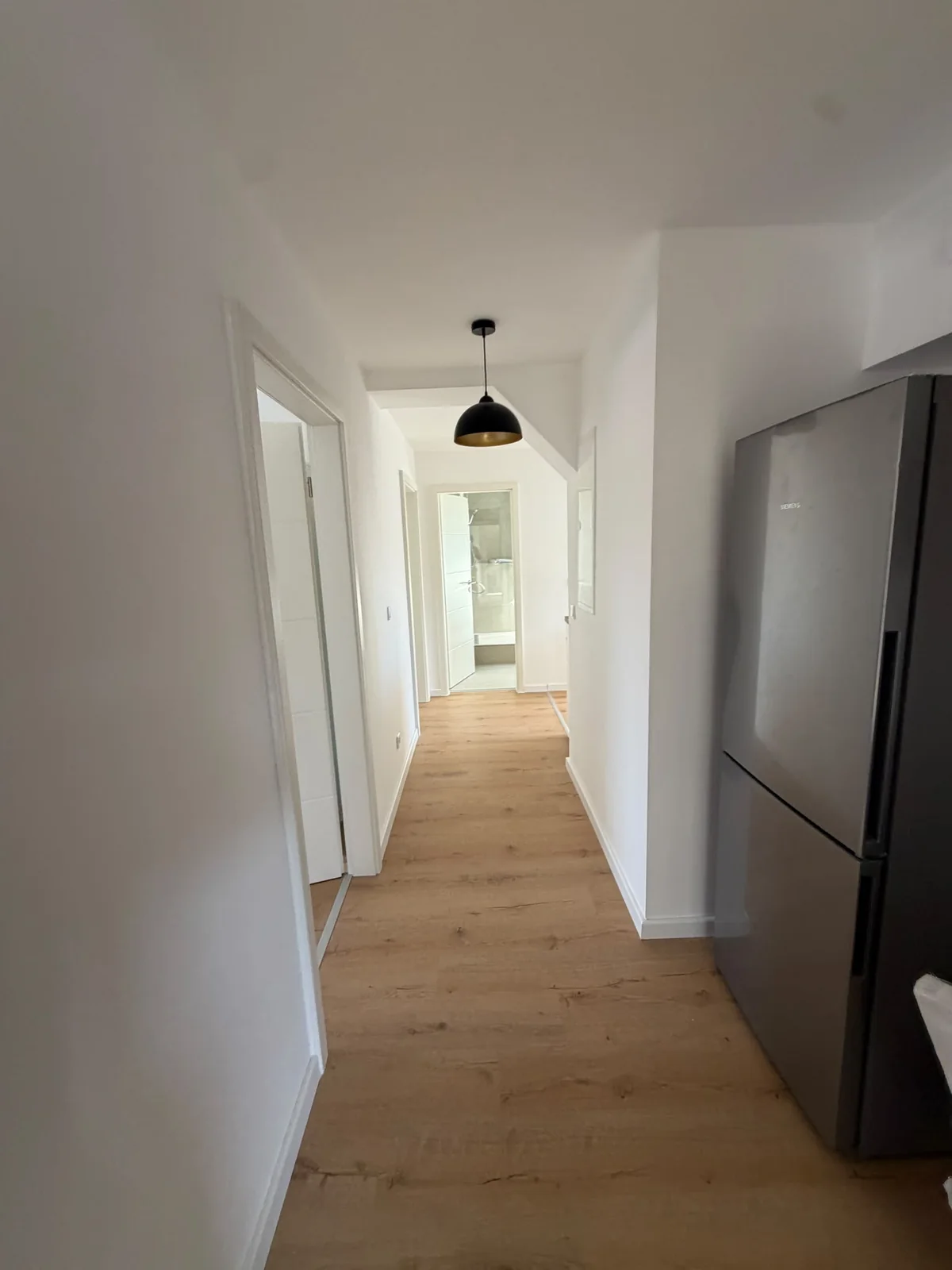 Heller Flur mit Boden in Holzoptik