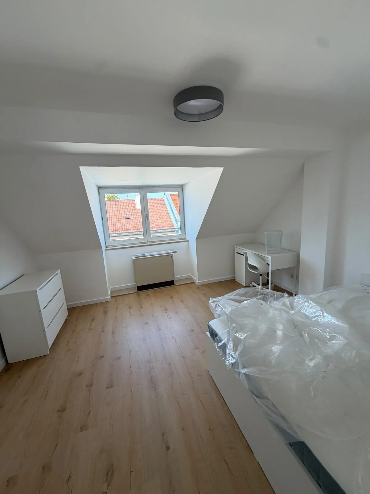 Renovierter Raum im Dachgeschoss